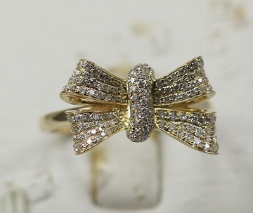 18 Karat Yellow Gold Bowknot Design Ring with Pave Setting Diamonds KGR009379